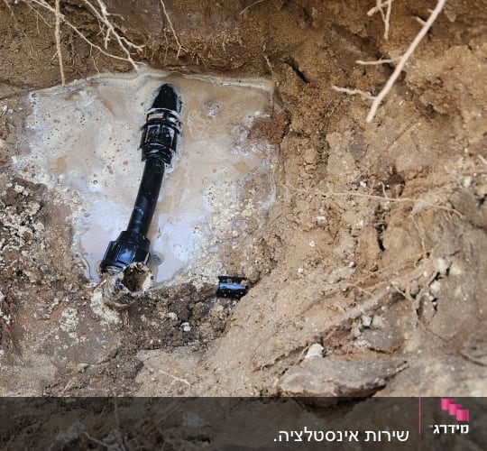תיקון צינור מים באדמה עם נזילה